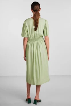 Vestido largo de mujer.