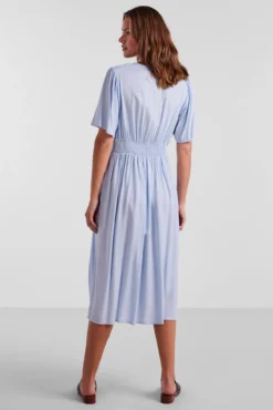 Vestido largo de mujer.