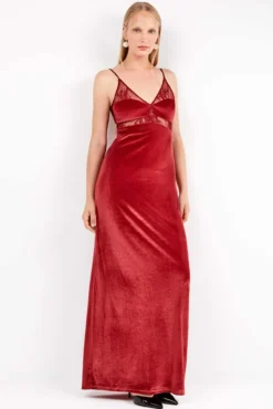 Vestido largo de terciopelo con caída fluida y sofisticada