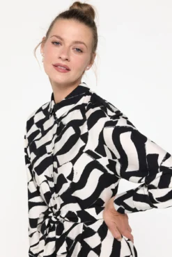 Vestido midi camisero y bajo asimétrico