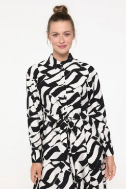 Vestido midi camisero y bajo asimétrico