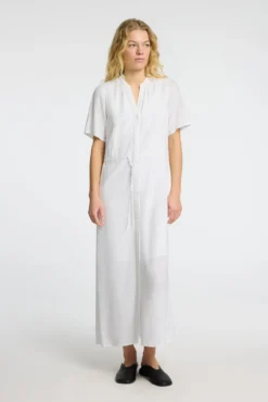 Vestido midi confeccionado con lino