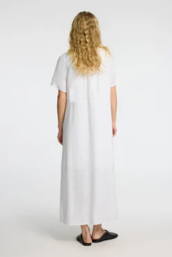 Vestido midi confeccionado con lino
