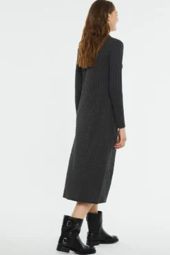 Vestido midi de canalé cuello polo