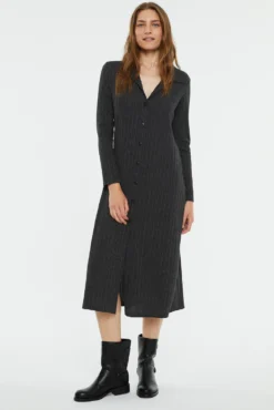 Vestido midi de canalé cuello polo