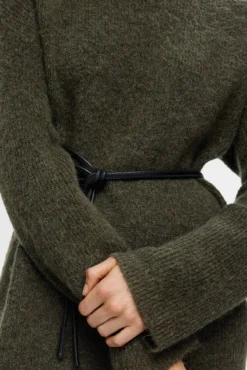 Vestido Midi de cuello alto confeccionado con lana Merino.