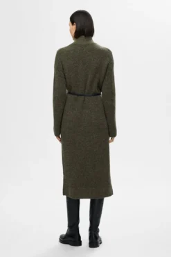 Vestido Midi de cuello alto confeccionado con lana Merino.