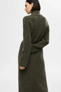 Vestido Midi de cuello alto confeccionado con lana Merino.