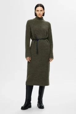 Vestido Midi de cuello alto confeccionado con lana Merino.