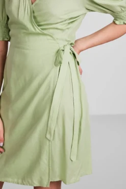 Vestido midi de manga corta.