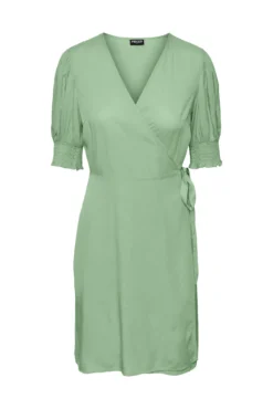 Vestido midi de manga corta.