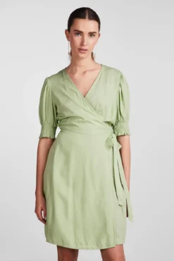 Vestido midi de manga corta.