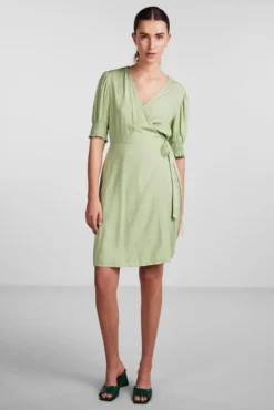 Vestido midi de manga corta.