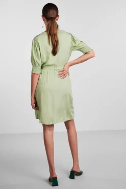 Vestido midi de manga corta.