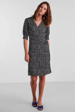 Vestido midi de manga corta.