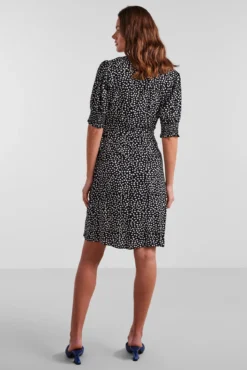 Vestido midi de manga corta.