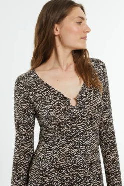 Vestido midi estampado con anilla en el escote