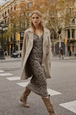 Vestido midi estampado con anilla en el escote