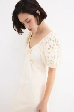 Vestido midi mangas bordadas