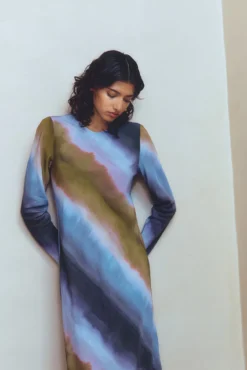 Vestido Midi Tie Dye confeccionado con viscosa