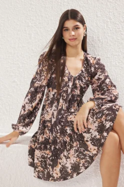 Vestido mini con volantes