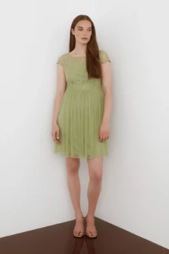 Vestido por corto de tul y encaje