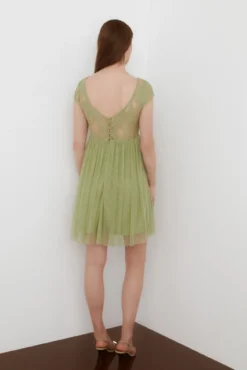 Vestido por corto de tul y encaje