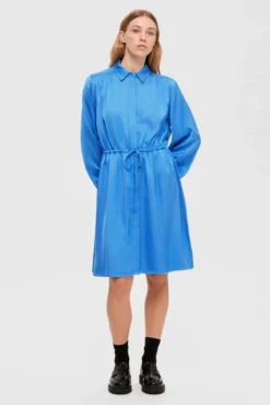 Vestido satinado camisero confeccionado con Lenzing ECOVERO