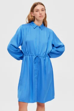 Vestido satinado camisero confeccionado con Lenzing ECOVERO