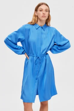 Vestido satinado camisero confeccionado con Lenzing ECOVERO