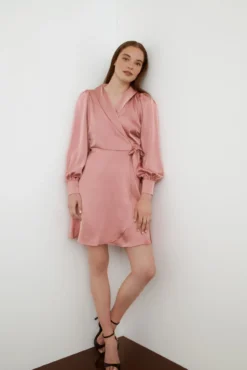 Vestido satinado de manga larga
