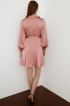 Vestido satinado de manga larga