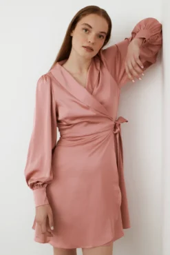 Vestido satinado de manga larga