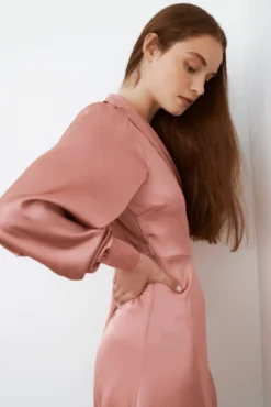 Vestido satinado de manga larga