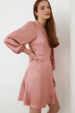 Vestido satinado de manga larga