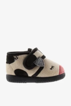 Zapatilla de casa con detalle vaca